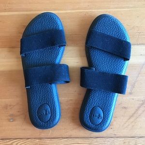 Sanuk Black Yoga Gora Leather Sandals